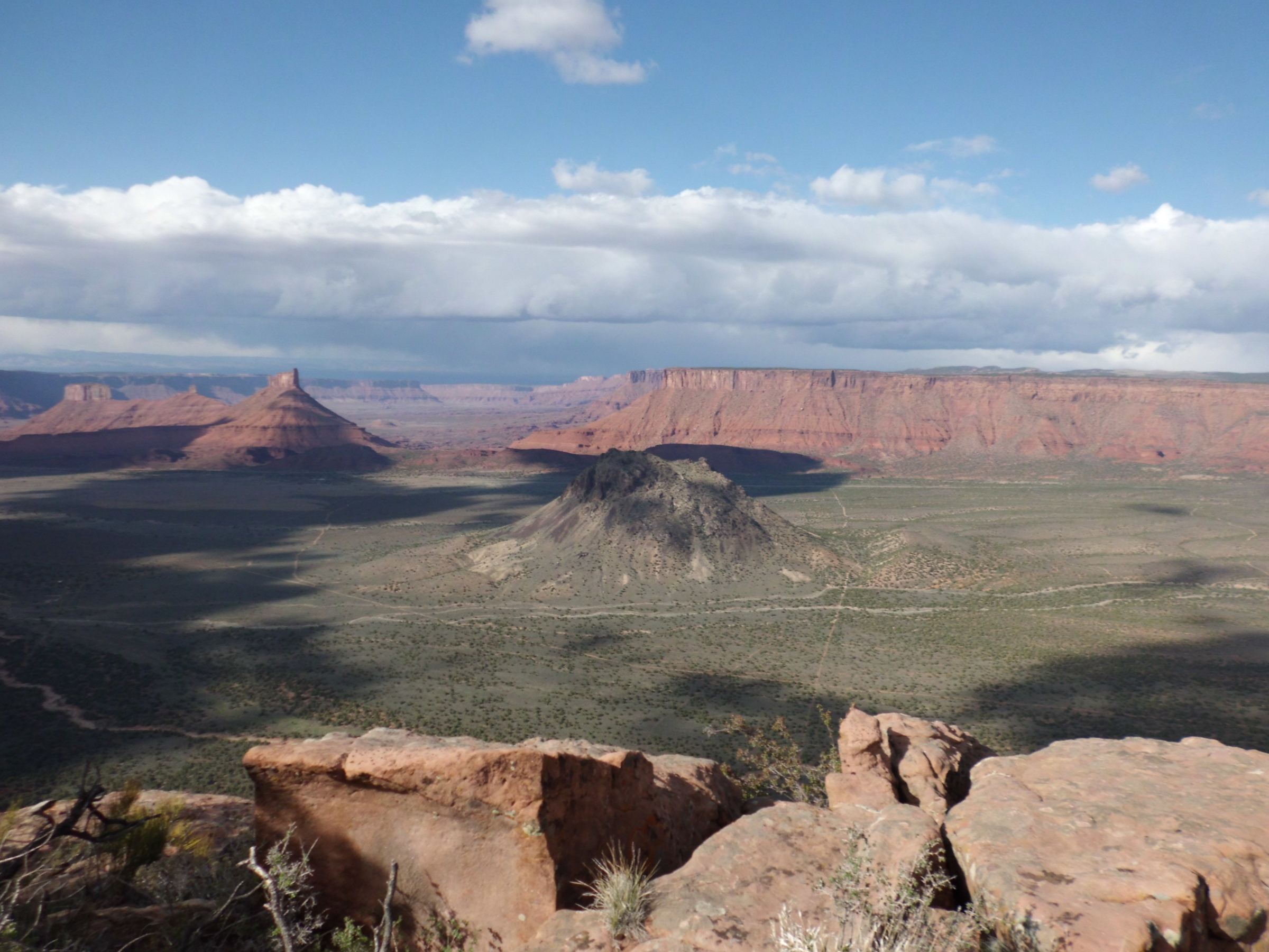 View from Porcupine Rim over the red rock canyons near Moab, Utah